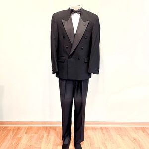 Tuxedo suit w all accessories
